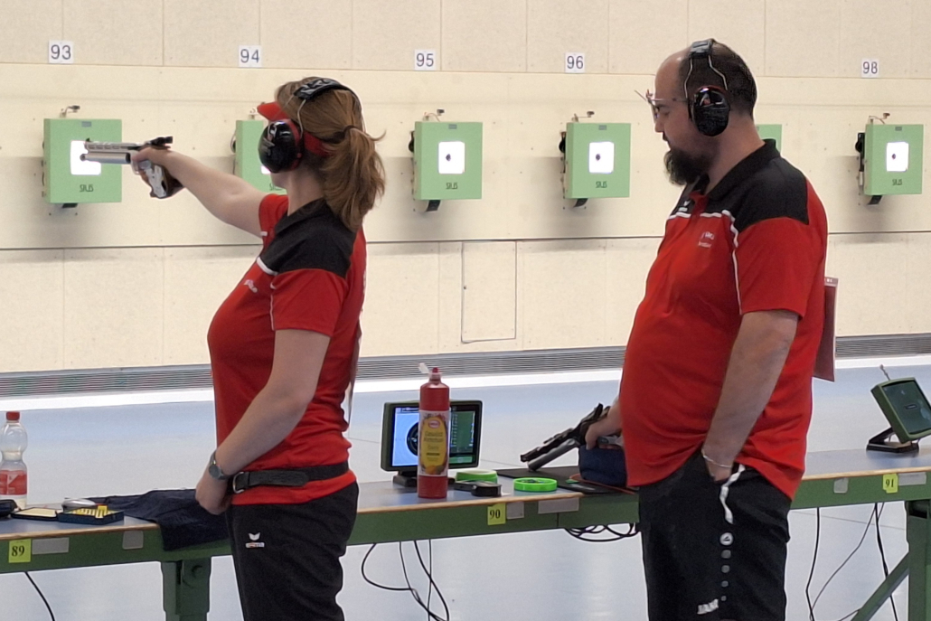 Das Uetzer Luftpistolenteam Marit Klanz, Sarah Oehns und Kathrin Wölki (v.l.) vor der Finalhalle bei den DM 2025